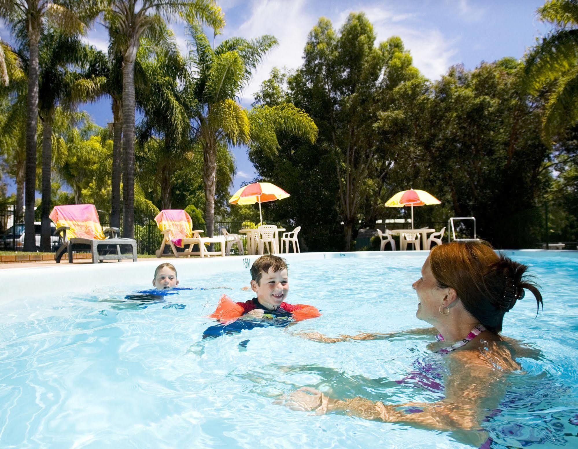 Hotel Acclaim Kingsway Tourist Park Madeley Esterno foto